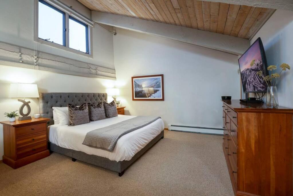 Updated 3 Bedroom 2 Ba With Pool & Hot Tub - Stunning Mountain Views! 스노우매스 빌리지 외부 사진