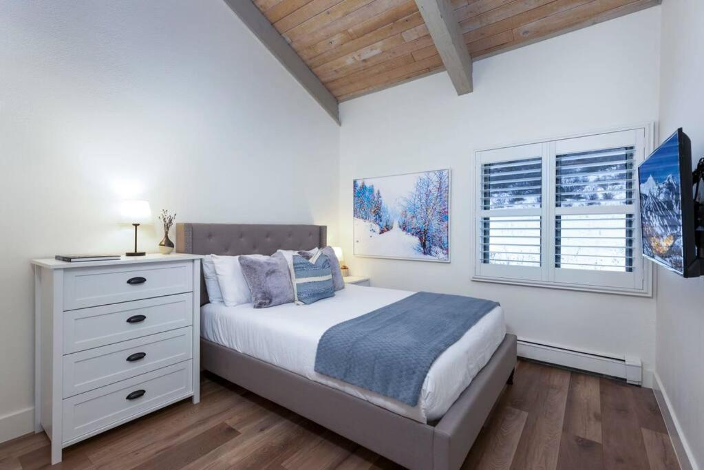 Updated 3 Bedroom 2 Ba With Pool & Hot Tub - Stunning Mountain Views! 스노우매스 빌리지 외부 사진